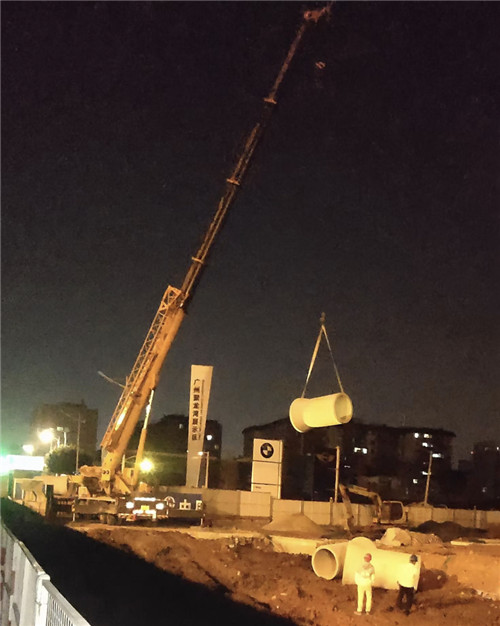 自贡市“弯臂矫正”—— 吊车的 “形变补偿” 技术